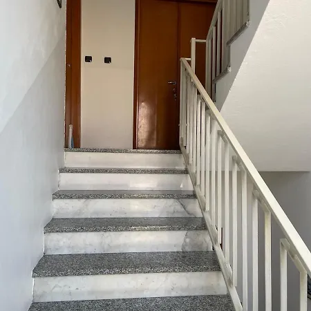 Ragozza In Apartment *